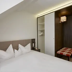4* Hotel H+